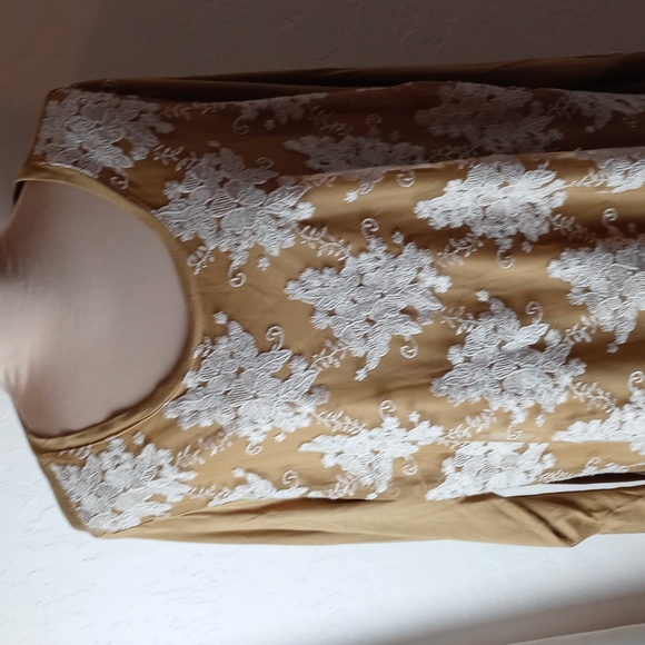 Logo Lavish Plus Size Embroidered Tunic - Picture 2 of 8